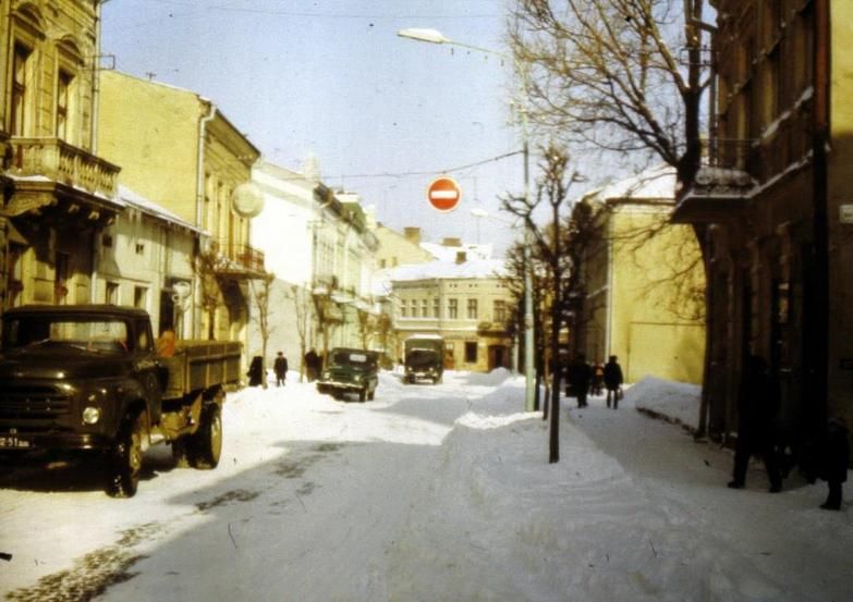 Ліворуч - пустий пляц. Зараз тут будинок