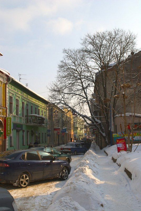 На розі вул. Театральна-Валова раніше було дитяче літнє кафе, потім сквер. Зараз тут також новобудова.