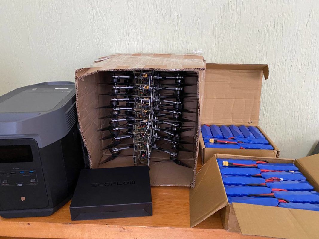 Городенківська громада передала військовим 20 FPV-дронів і зарядну станцію EcoFlow 1