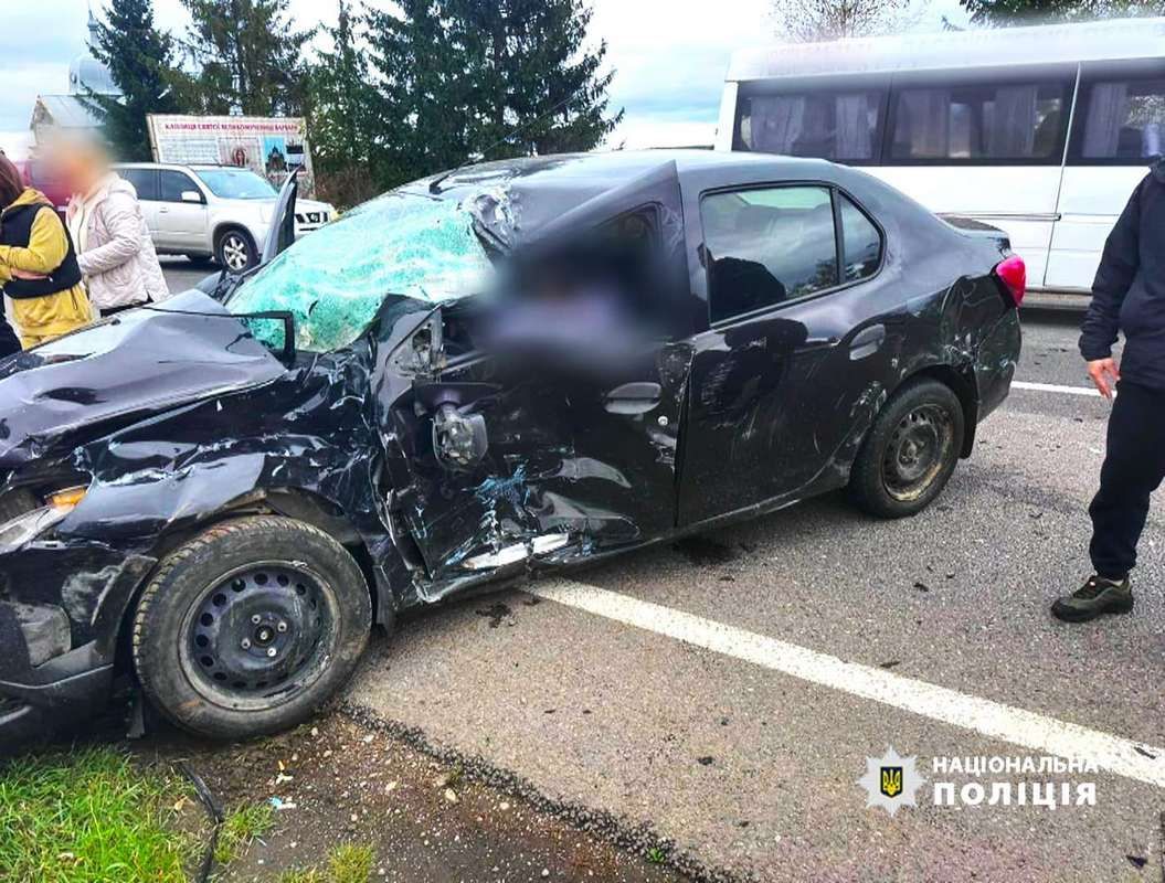 Водій був нетверезий: деталі зіткнення легковика та фури в Отинії 1