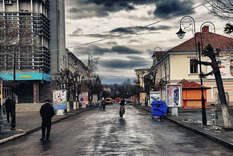 Праворуч на місці кіоску нині височіє новобудова