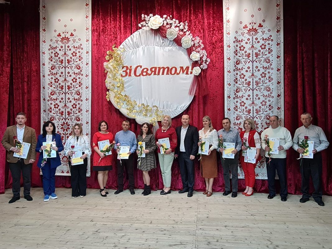 Кращі освітяни зі Снятинщини отримали нагороди з нагоди Дня вчителя 8