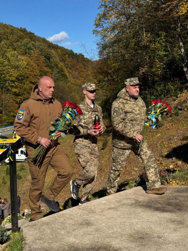 На місці легендарного бою УПА в селі Люча-Рушір освятили монумент повстанської слави 8
