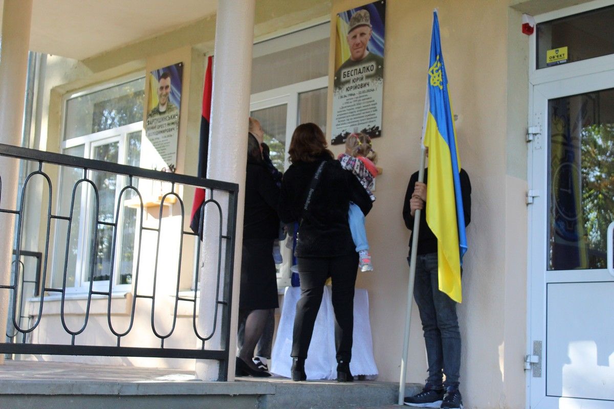 У Делятині та Верховині відкрили пам'ятні дошки на честь загиблих Героїв 1