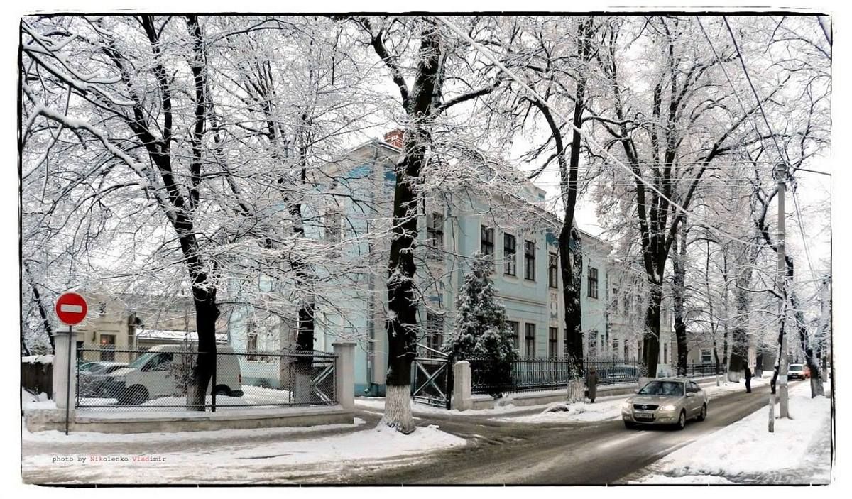 Будівля поліклініки реконструйована, інші приміщення уже завалили, у дворику ведеться будівництво