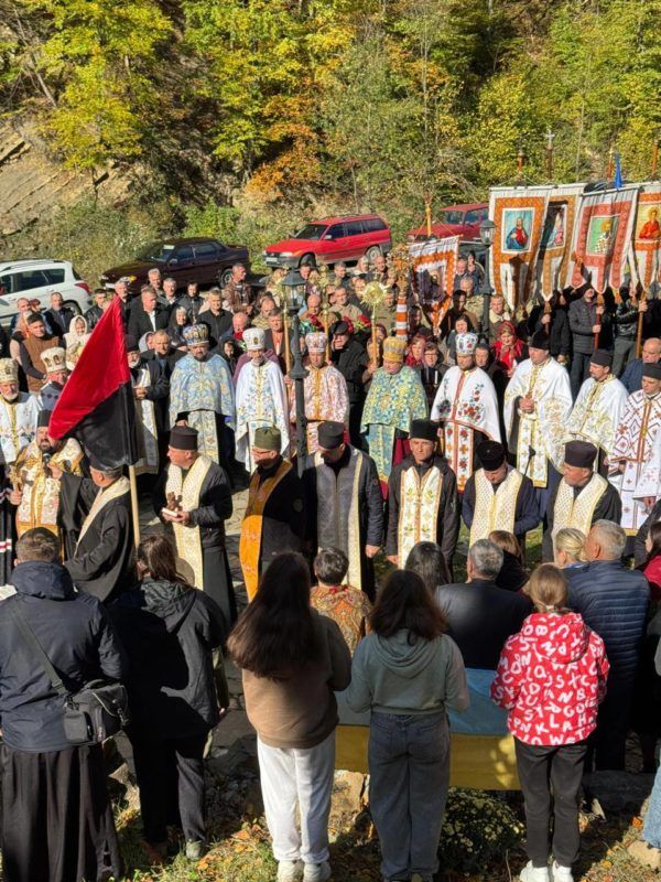 На місці легендарного бою УПА в селі Люча-Рушір освятили монумент повстанської слави 5