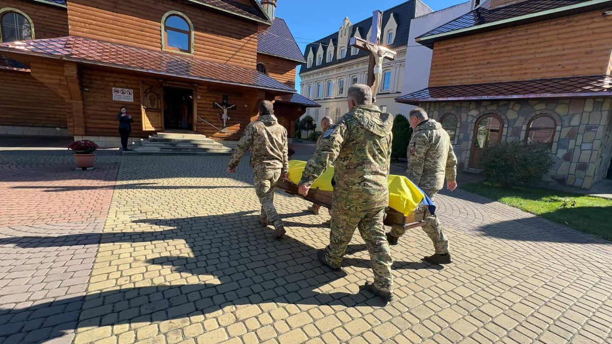 Надвірнянщина попрощалась із померлим воїном Олександром Шишенком 1