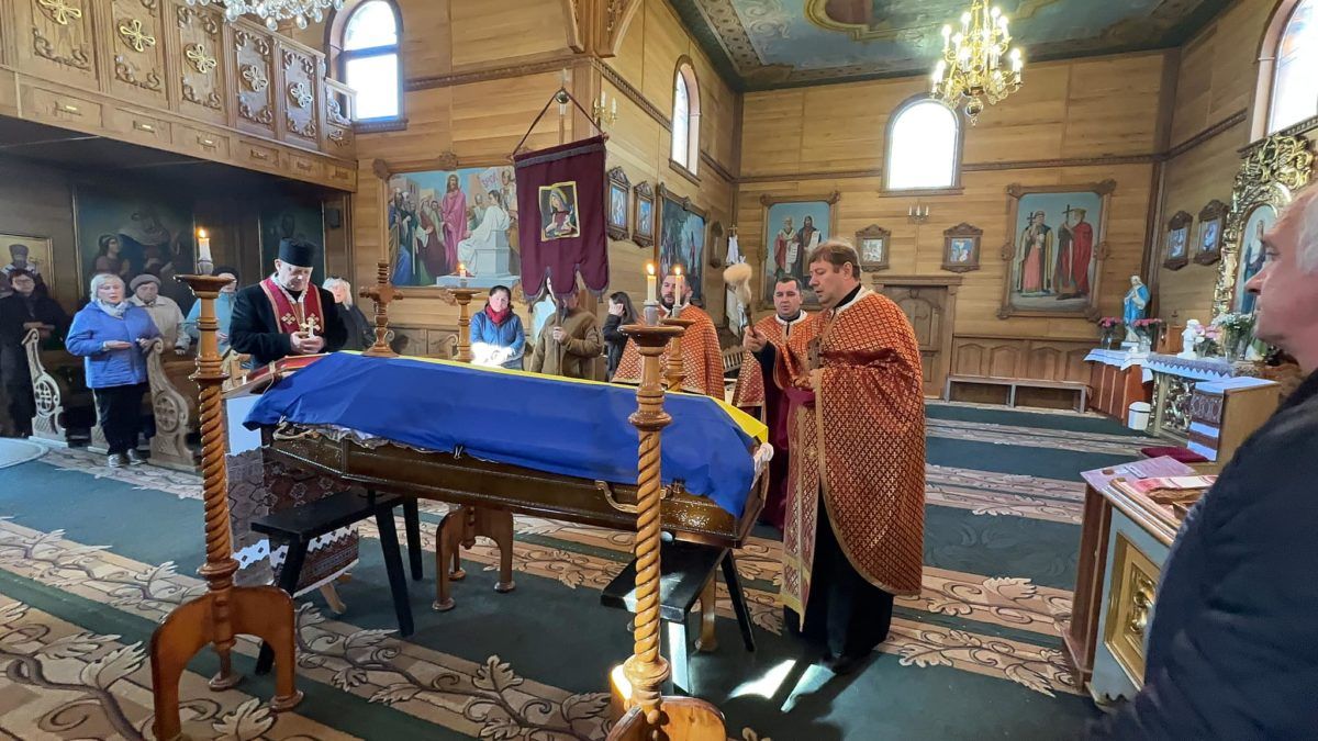 Надвірнянщина попрощалась із померлим воїном Олександром Шишенком 2