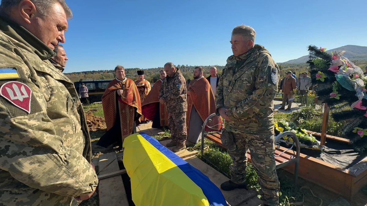 Надвірнянщина попрощалась із померлим воїном Олександром Шишенком 3