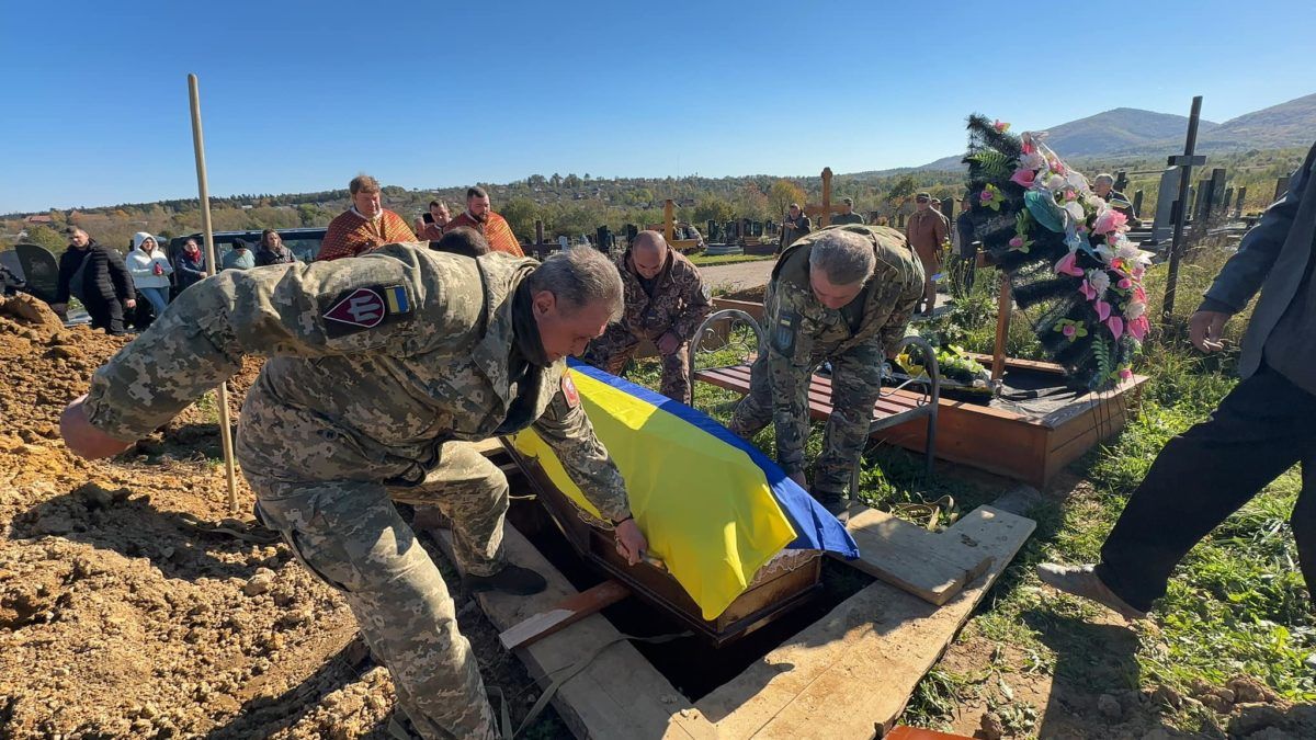 Надвірнянщина попрощалась із померлим воїном Олександром Шишенком 4