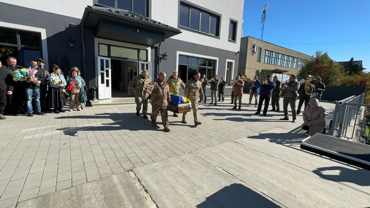 Надвірнянщина попрощалась із померлим воїном Олександром Шишенком 5