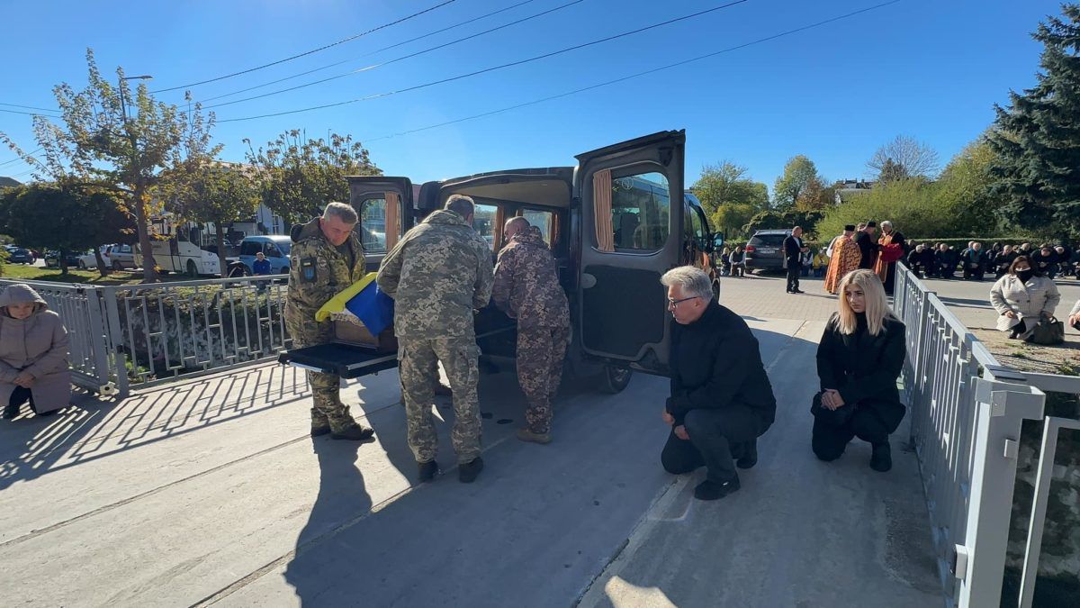 Надвірнянщина попрощалась із померлим воїном Олександром Шишенком 6