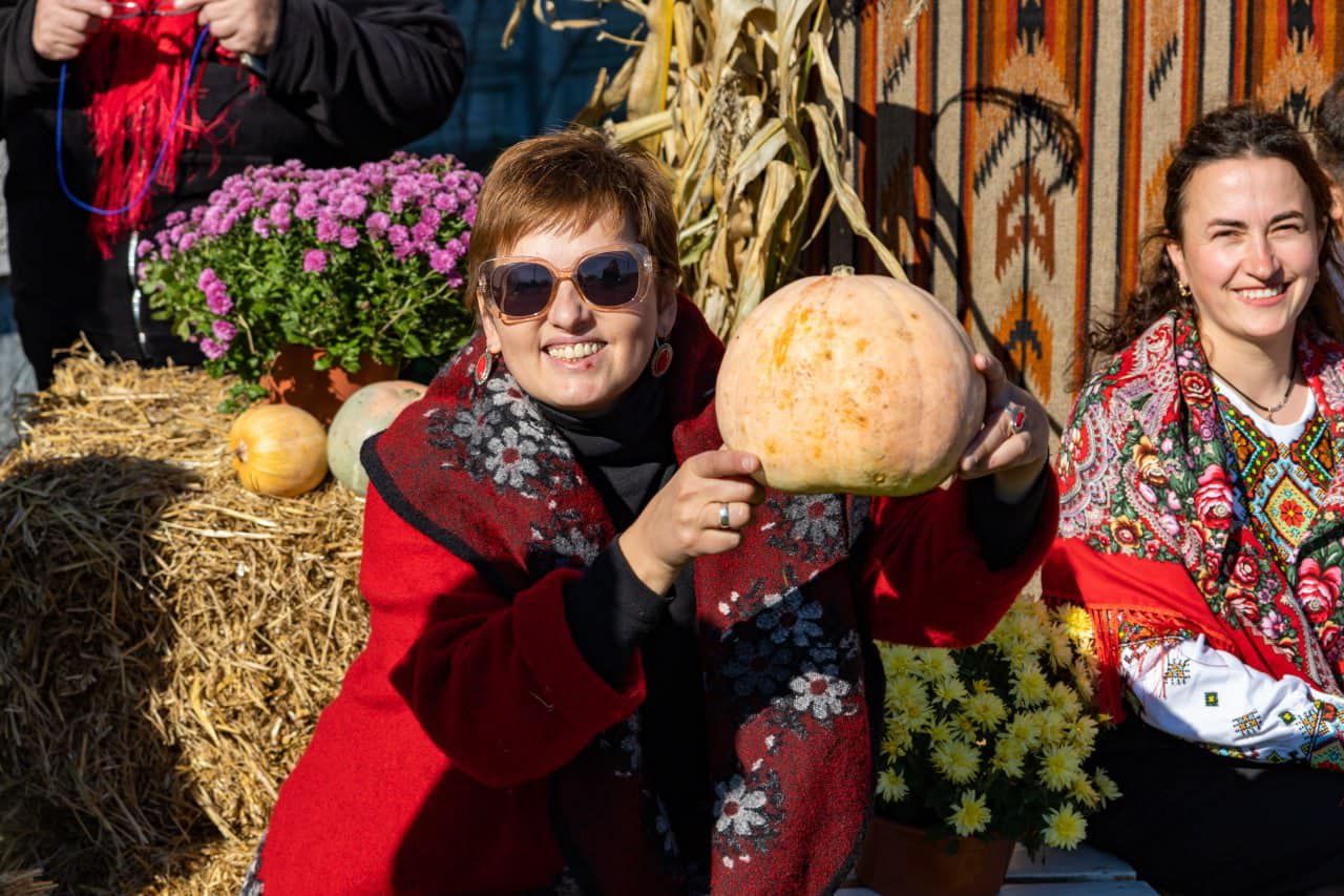 Осіння магія й творчість: в Шепарівцях розпочалось свято "Гарбузовий бум" 5