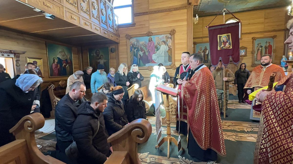 Надвірнянщина попрощалась із померлим воїном Олександром Шишенком 8