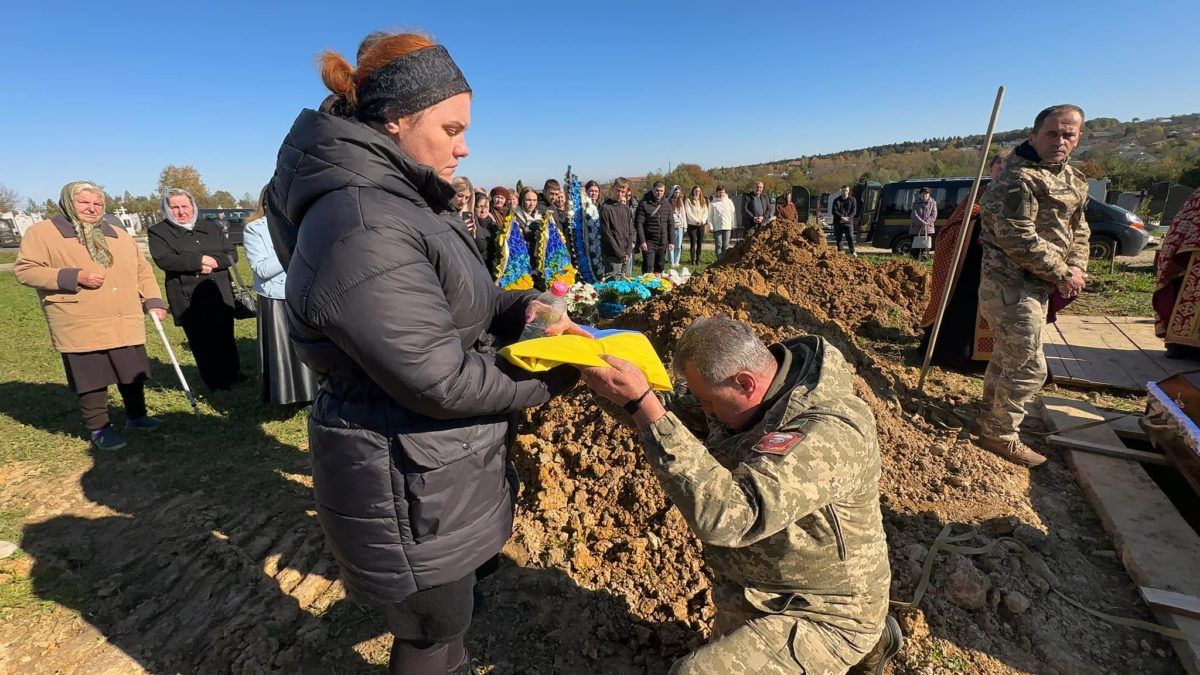 Надвірнянщина попрощалась із померлим воїном Олександром Шишенком 10