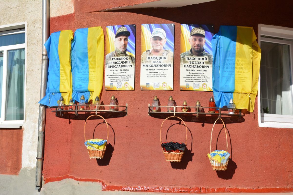На Надвірнянщині відкрили меморіальні дошки п'ятьом полеглим воїнам 3