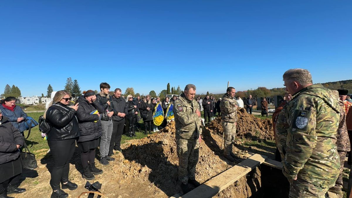 Надвірнянщина попрощалась із померлим воїном Олександром Шишенком 11
