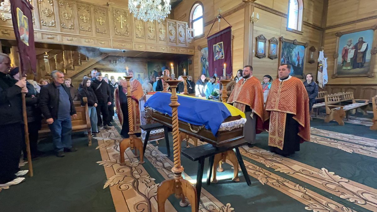 Надвірнянщина попрощалась із померлим воїном Олександром Шишенком 12