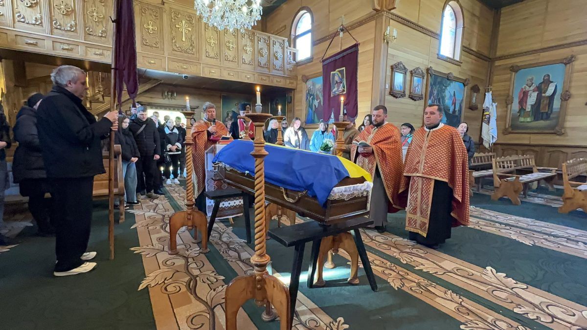 Надвірнянщина попрощалась із померлим воїном Олександром Шишенком 13