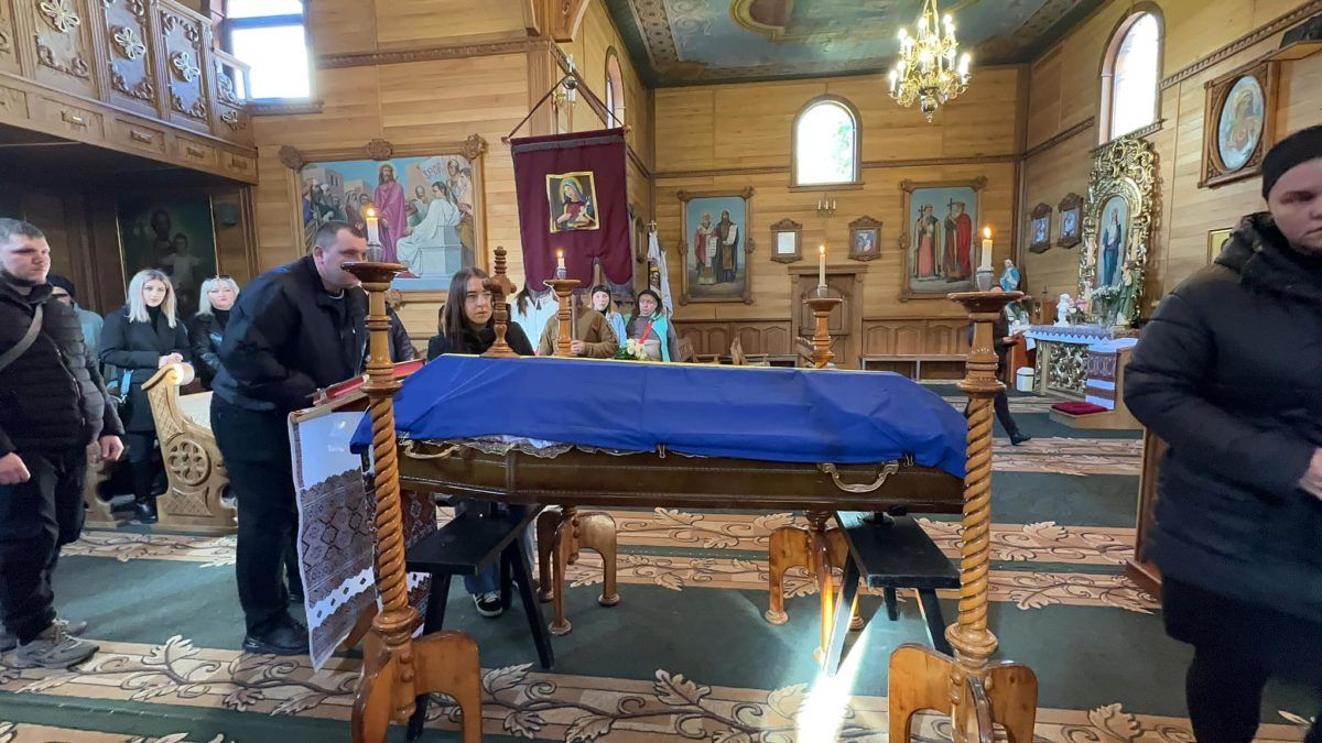 Надвірнянщина попрощалась із померлим воїном Олександром Шишенком 14