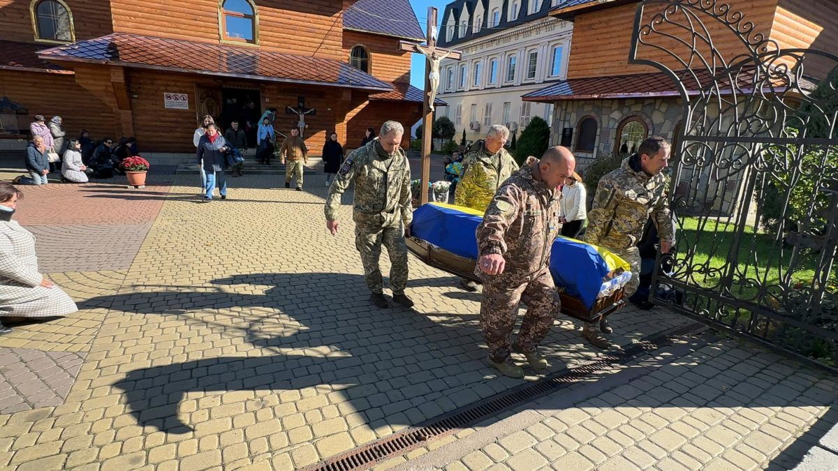 Надвірнянщина попрощалась із померлим воїном Олександром Шишенком 15