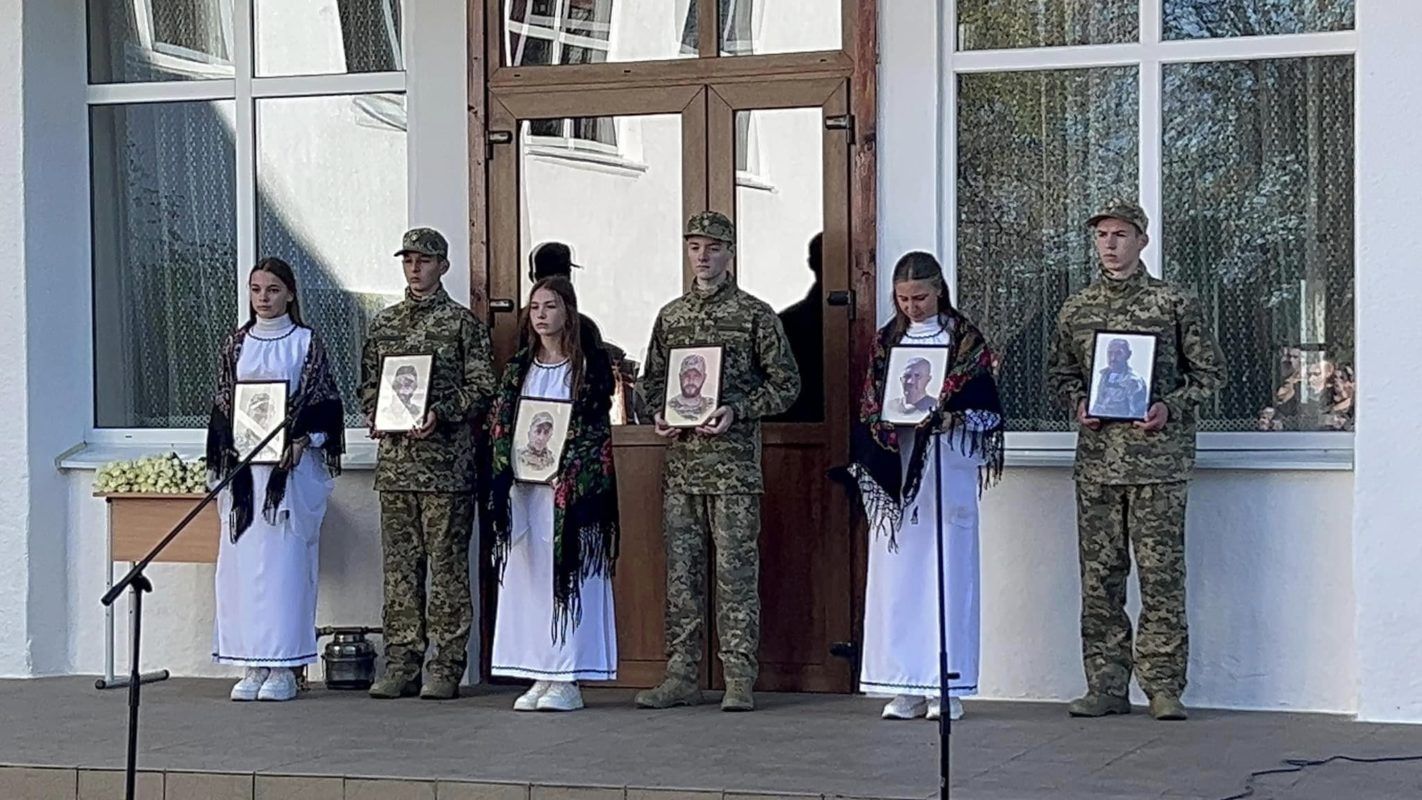 В Отинійській громаді відкрили три пам'ятні дошки загиблим Героям 8