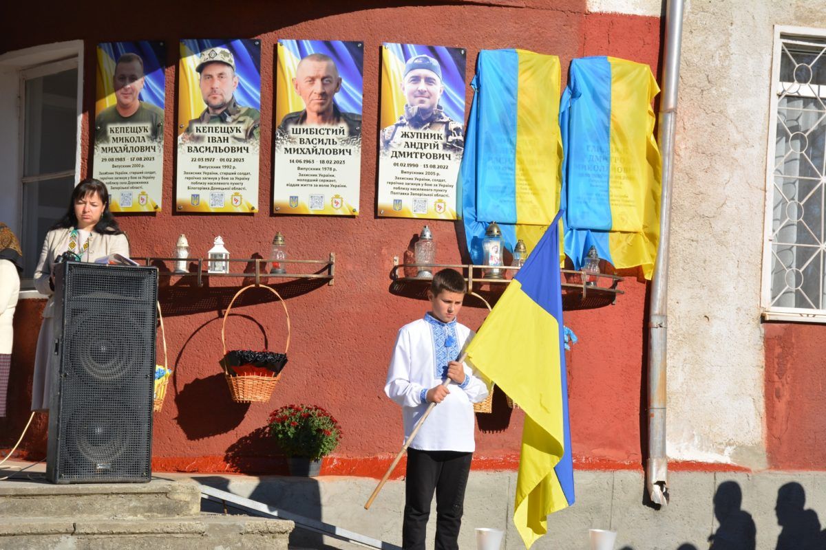 На Надвірнянщині відкрили меморіальні дошки п'ятьом полеглим воїнам 9
