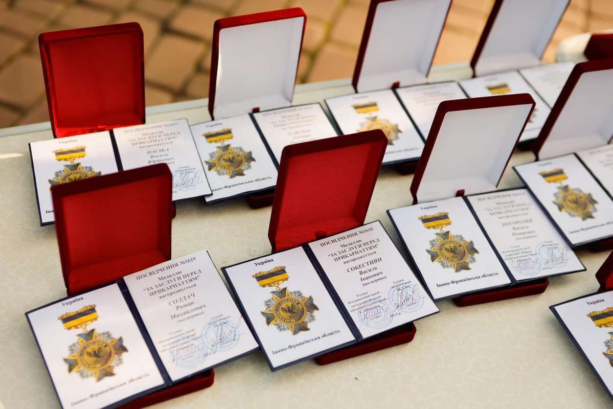 Рідним загиблих воїнів з Городенківщини вручили державні нагороди Героїв 3