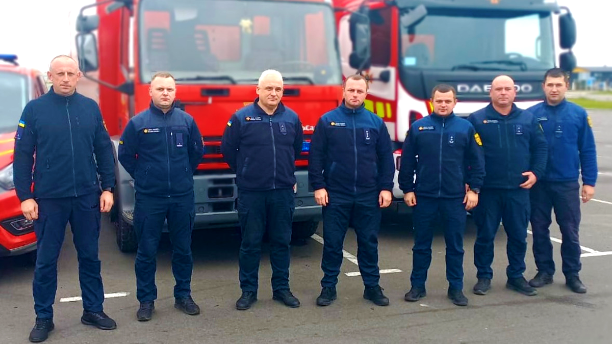 Прикарпатські рятувальники визволили трьох людей з потрощеної автівки 2