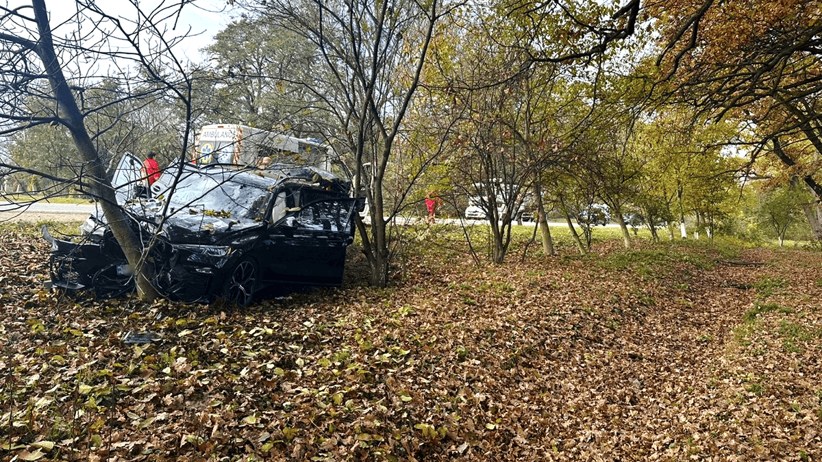 Прикарпатські рятувальники визволили трьох людей з потрощеної автівки 1