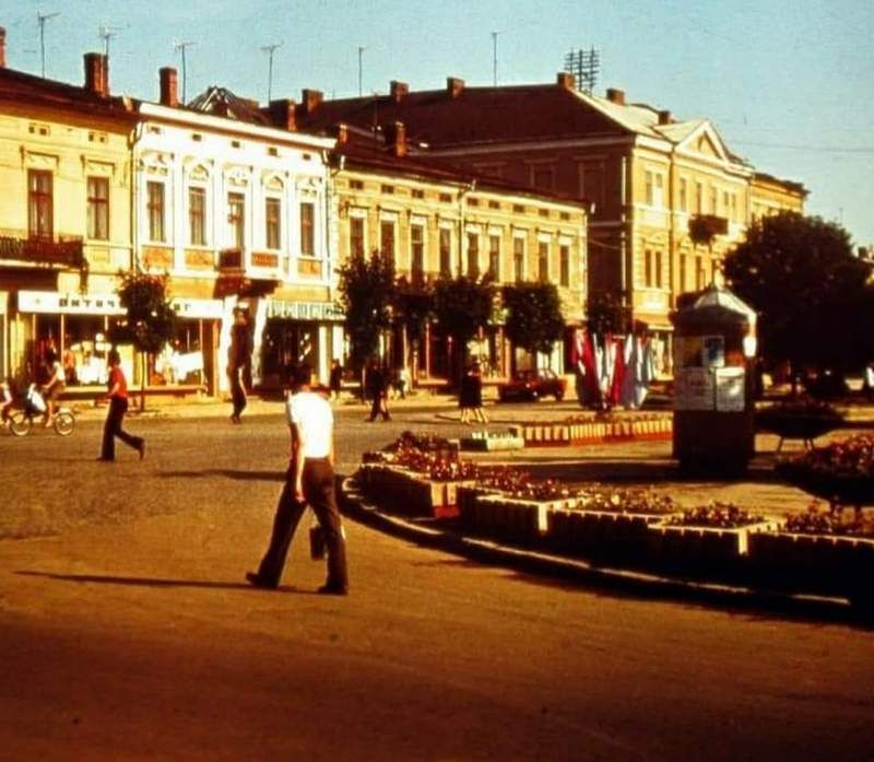 Попри ряд перетворень площу Відродження нескладно впізнати навіть крізь віки