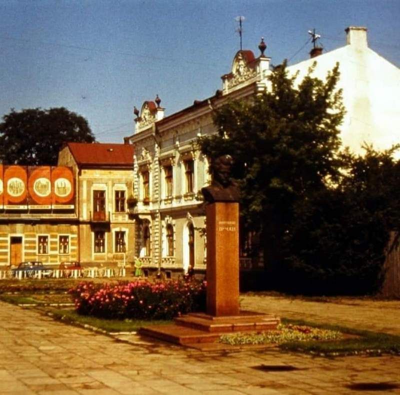 Погруддя Мирослава Ірчана розвернули обличчям до проходу