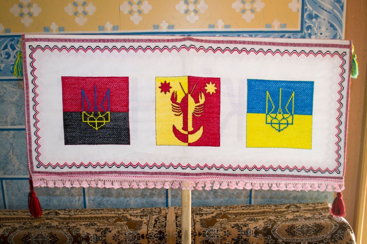 Прапор Раківчика, де рак вказує на одну з версій про походження назви села