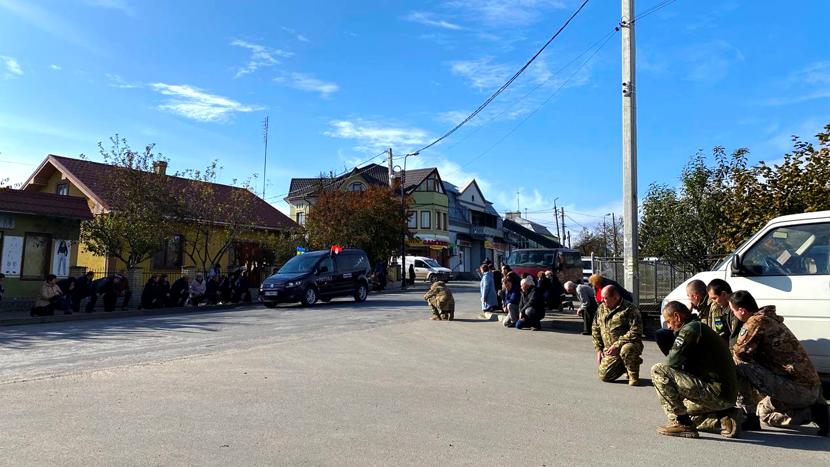 У Городенці зустріли скорботний кортеж з тілом воїна Ярослава Гарасимчука 2