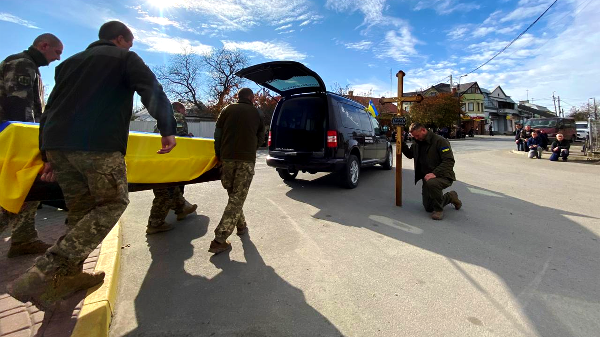 У Городенці зустріли скорботний кортеж з тілом воїна Ярослава Гарасимчука 7