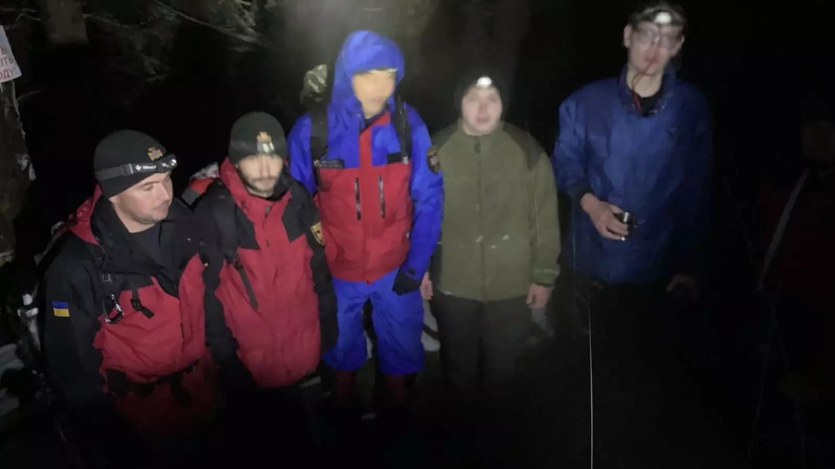 Негода в Карпатах: за останню добу надзвичайники врятували п'ятьох туристів 1