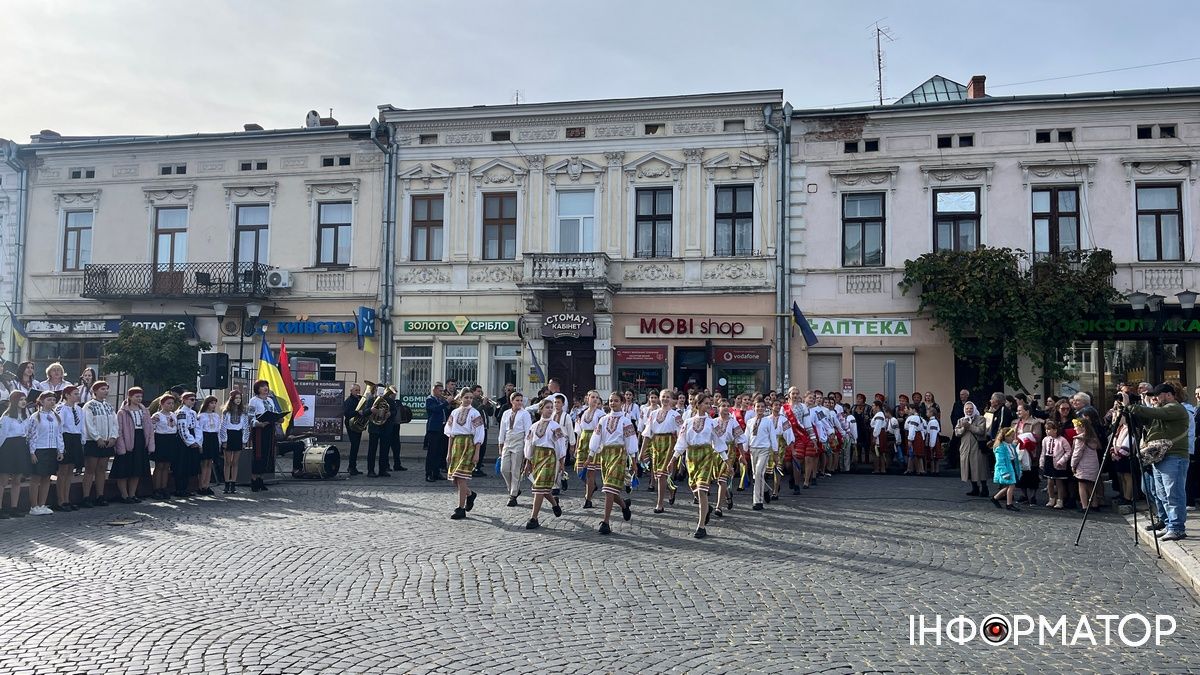 У центрі Коломиї виконали руханку Трильовського та заспівали легендарну стрілецьку пісню 1