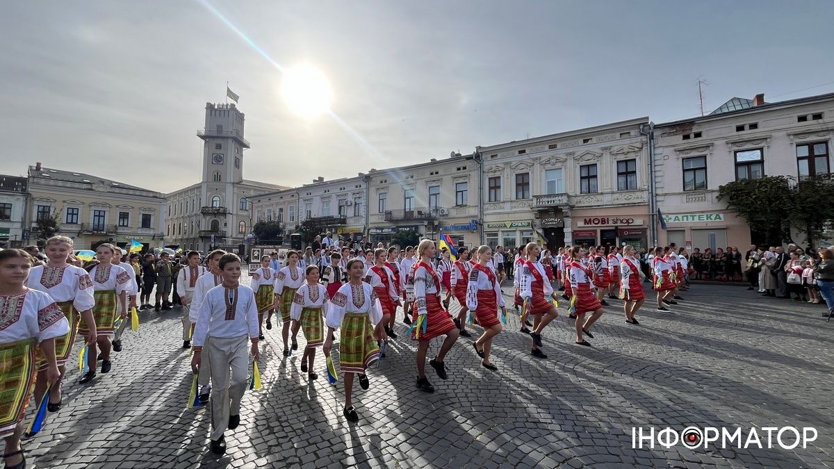 У центрі Коломиї виконали руханку Трильовського та заспівали легендарну стрілецьку пісню 3