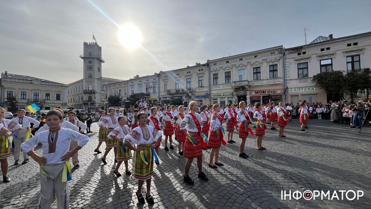 У центрі Коломиї виконали руханку Трильовського та заспівали легендарну стрілецьку пісню