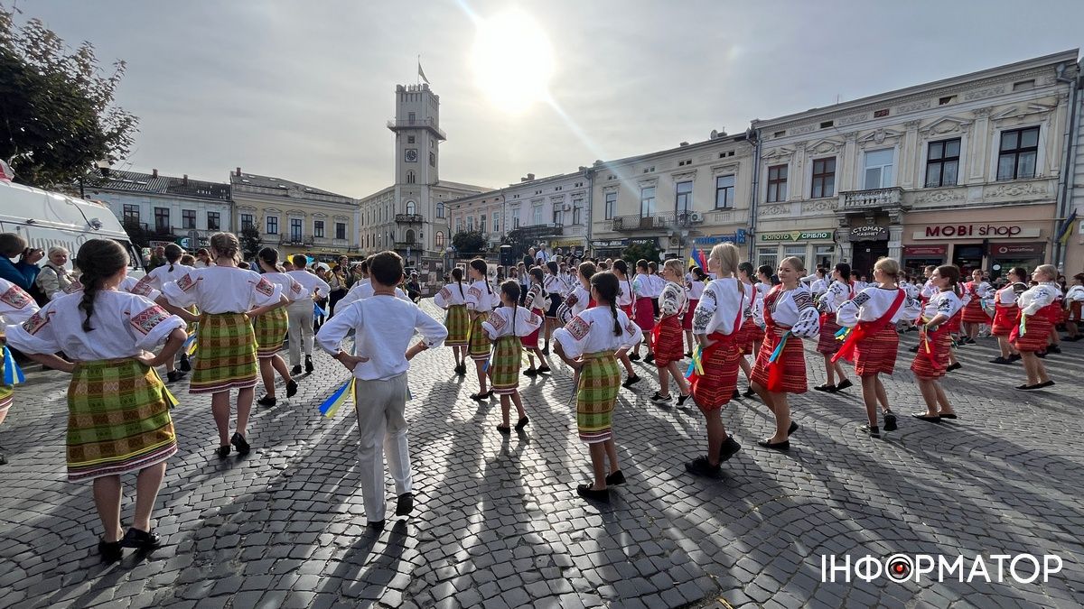 У центрі Коломиї виконали руханку Трильовського та заспівали легендарну стрілецьку пісню 5