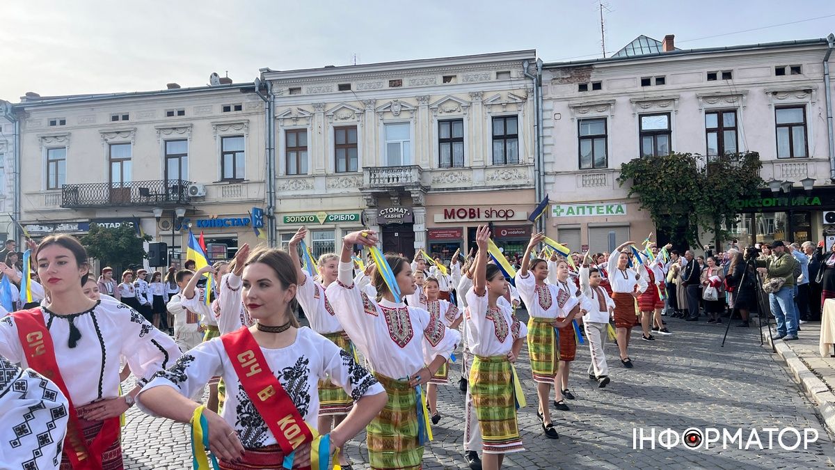 У центрі Коломиї виконали руханку Трильовського та заспівали легендарну стрілецьку пісню 6