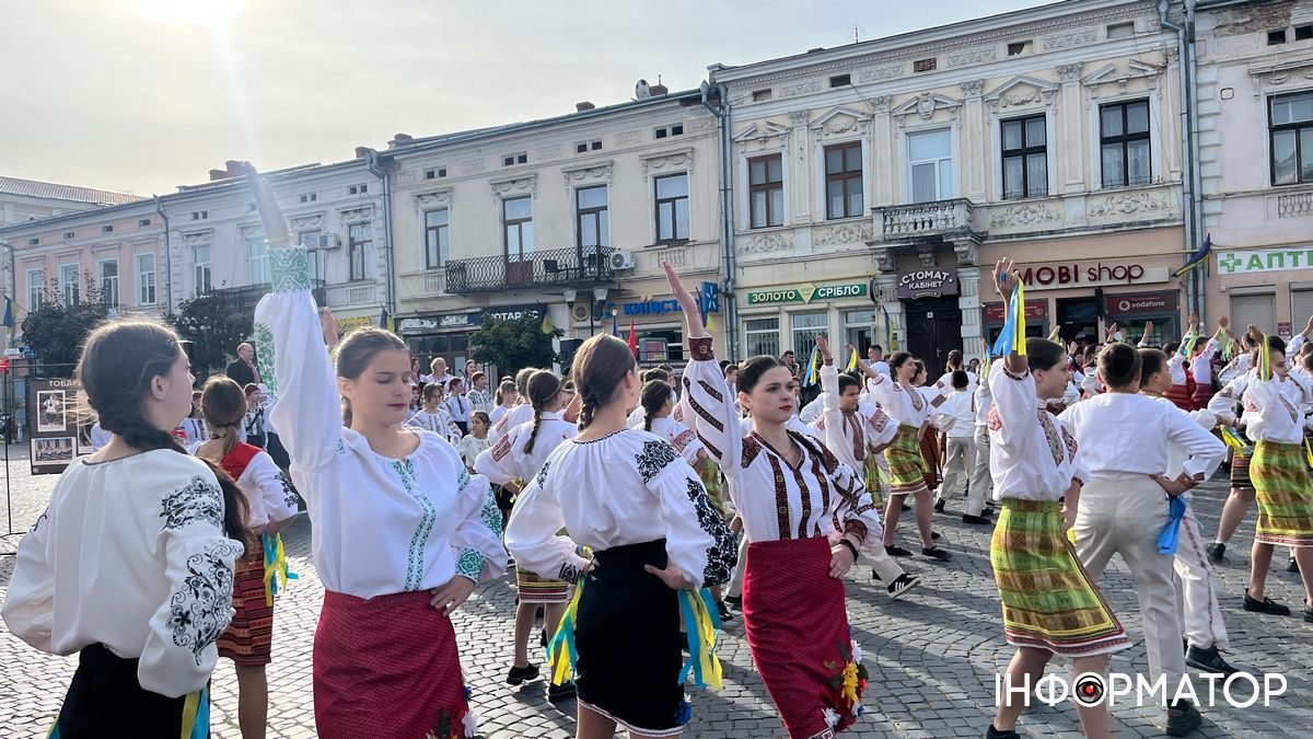 У центрі Коломиї виконали руханку Трильовського та заспівали легендарну стрілецьку пісню 7