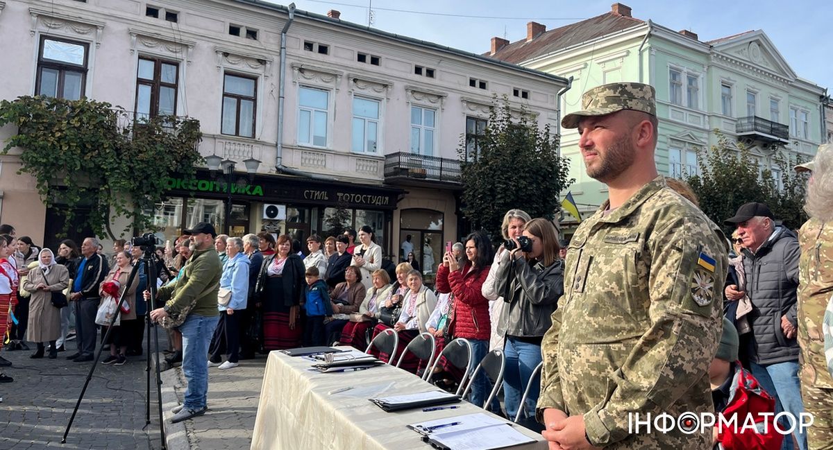 У центрі Коломиї виконали руханку Трильовського та заспівали легендарну стрілецьку пісню 8
