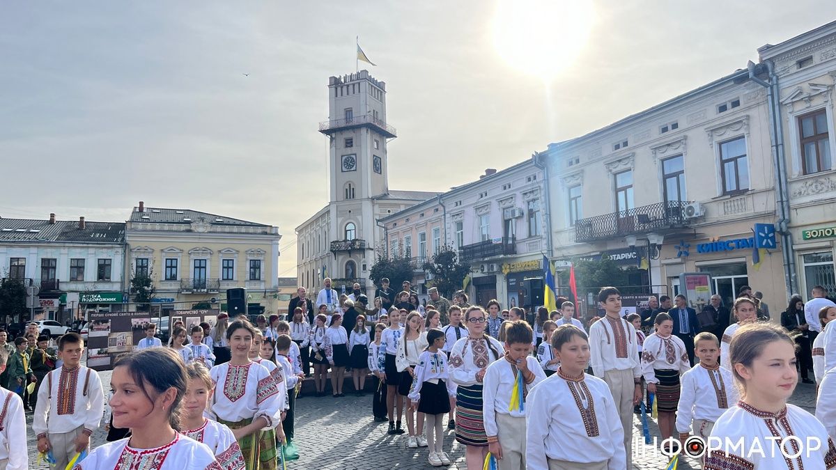 У центрі Коломиї виконали руханку Трильовського та заспівали легендарну стрілецьку пісню 9