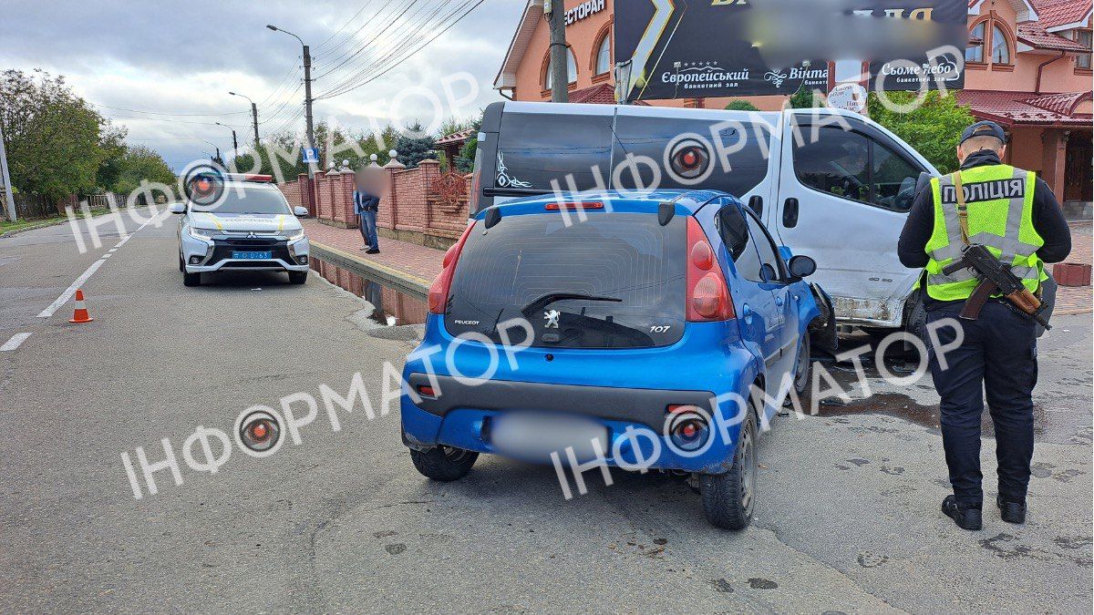 На вулиці Миколайчука у Коломиї зіткнулися мікроавтобус та легковик 3