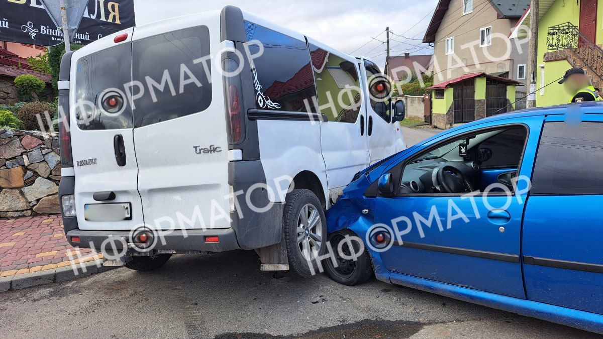 На вулиці Миколайчука у Коломиї зіткнулися мікроавтобус та легковик 2