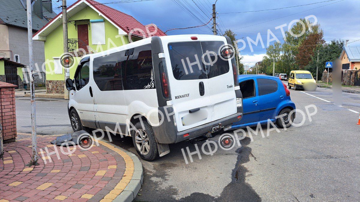 На вулиці Миколайчука у Коломиї зіткнулися мікроавтобус та легковик 1