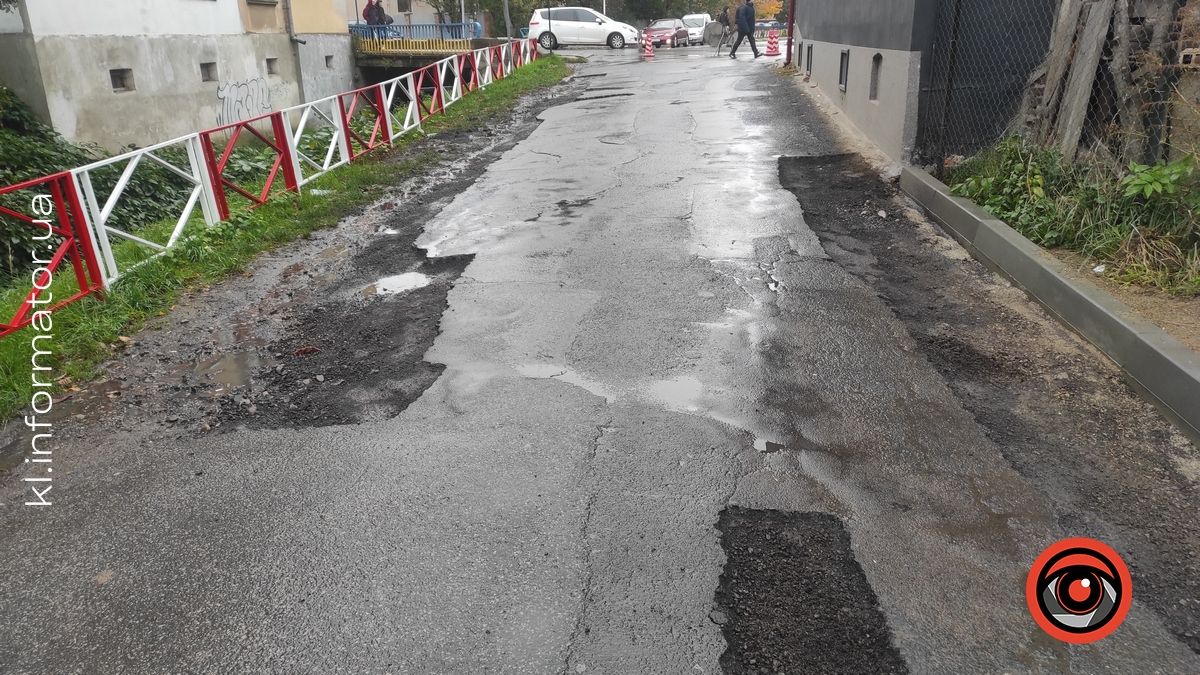 Комунальники взялись ремонтувати найгірший шмат дороги по вул. Тарабалки 2