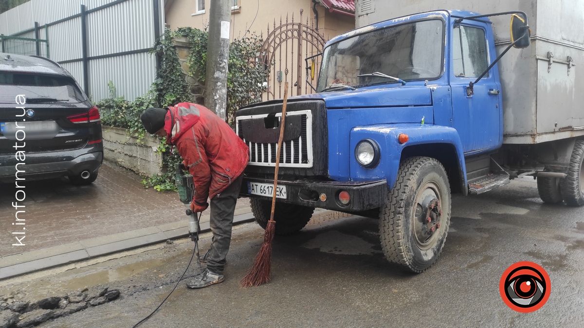 Комунальники взялись ремонтувати найгірший шмат дороги по вул. Тарабалки 1