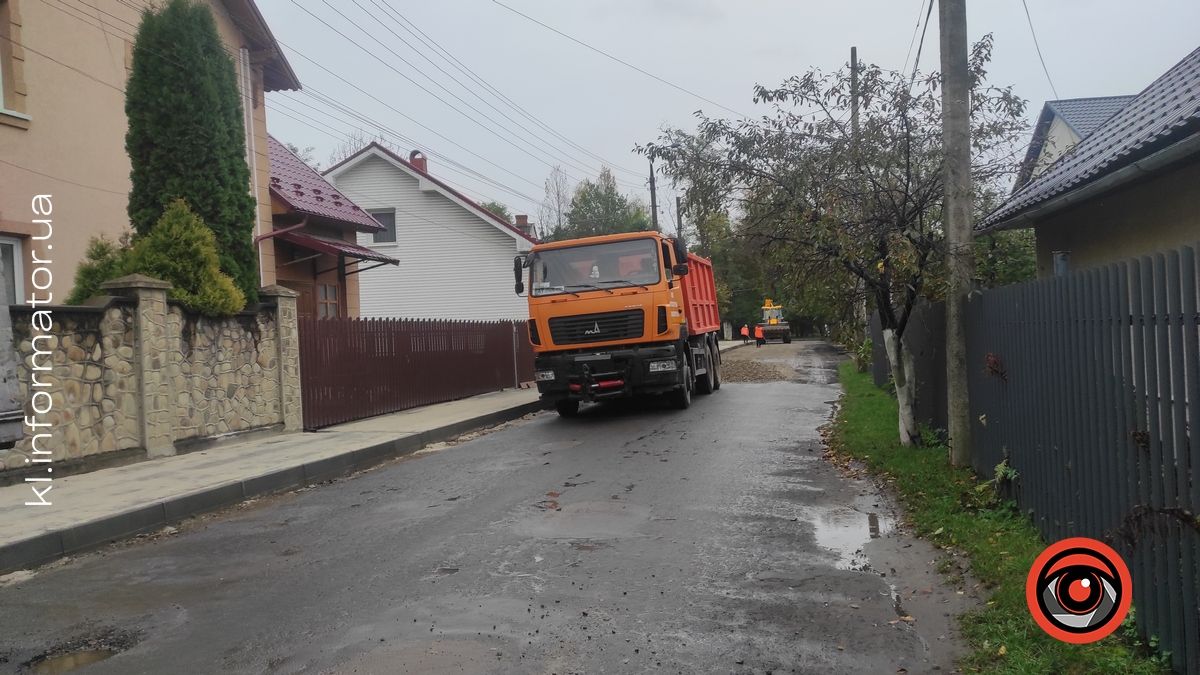 Комунальники взялись ремонтувати найгірший шмат дороги по вул. Тарабалки 3